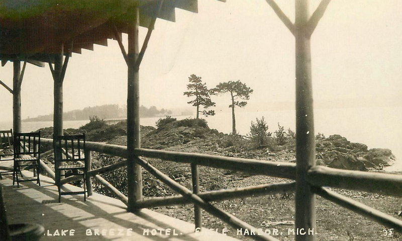Lake Breeze Hotel - Vintage Postcad